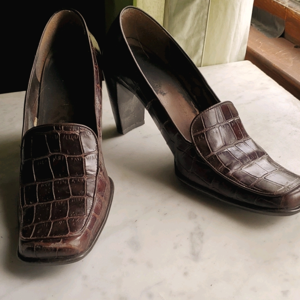 Square toe pumps